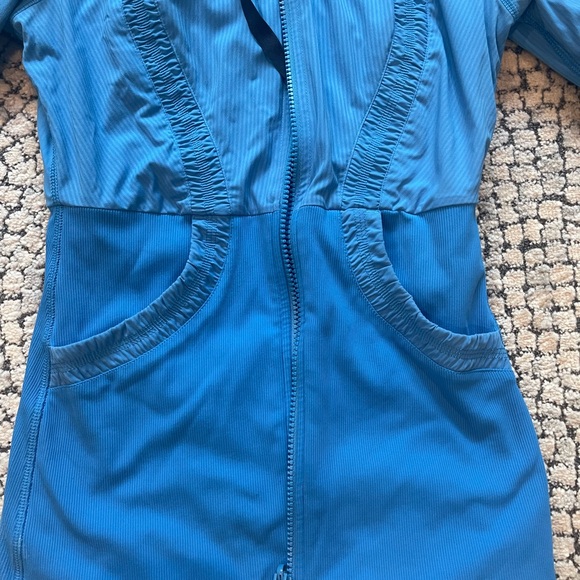 Lululemon jacket . - Picture 2 of 8